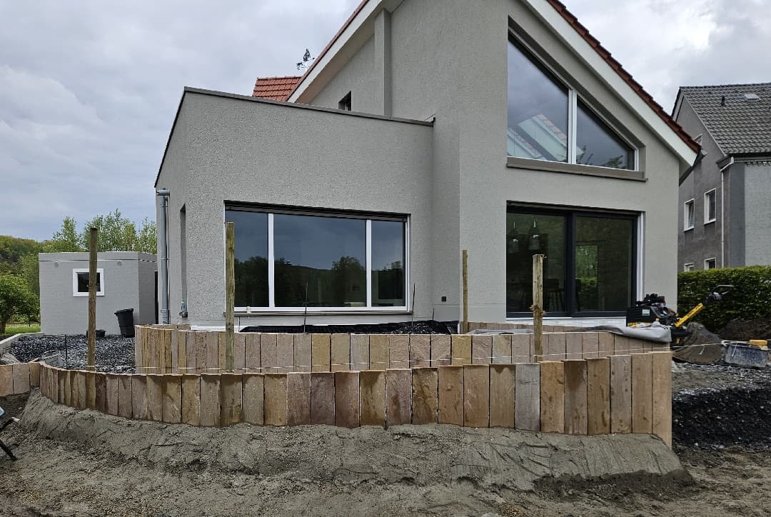 Neubau-Garten mit Holz-Palisaden-Beeteinfassung in Anlage