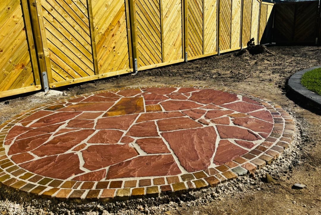 Rundes Natursteinpflaster mit Ziegelrand, Nahaufnahme